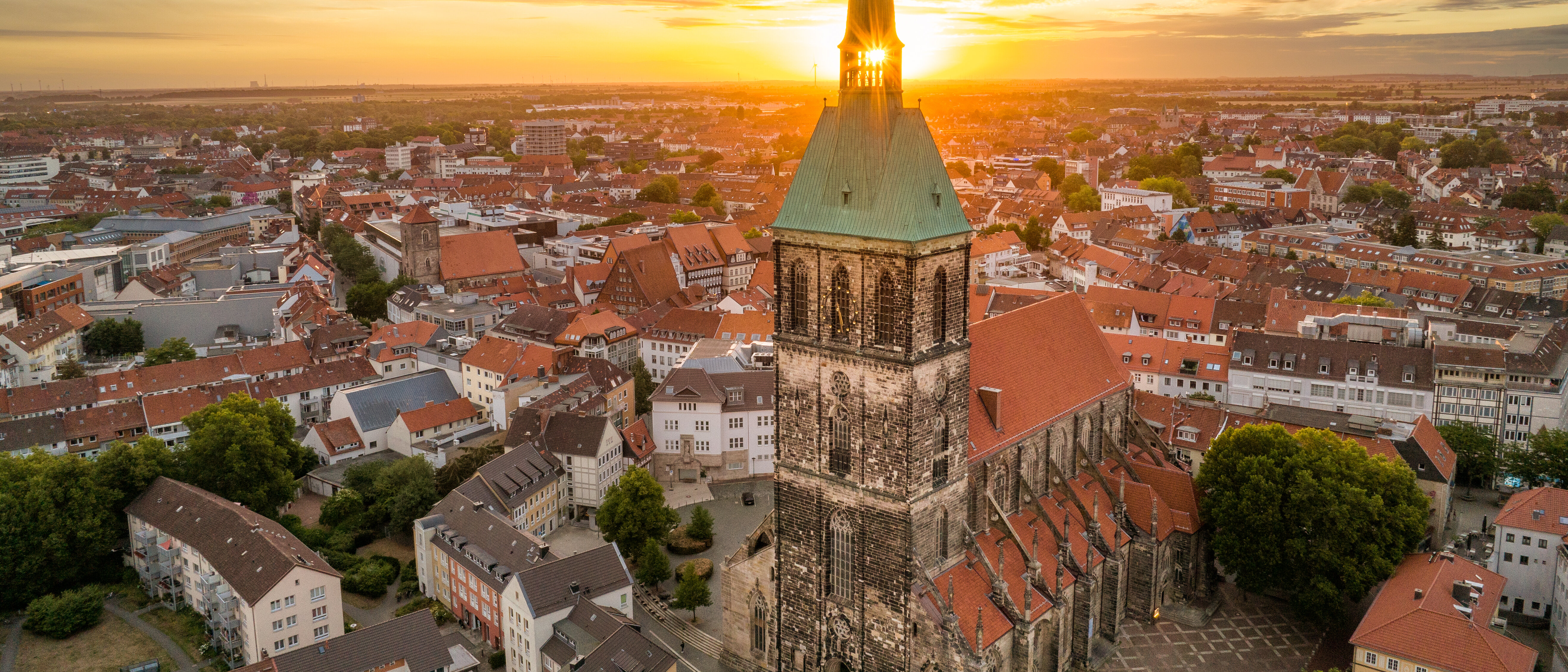 St. Andreaskirche, Blick über die Stadt, Sonnenuntergang, Kirchturmspitze