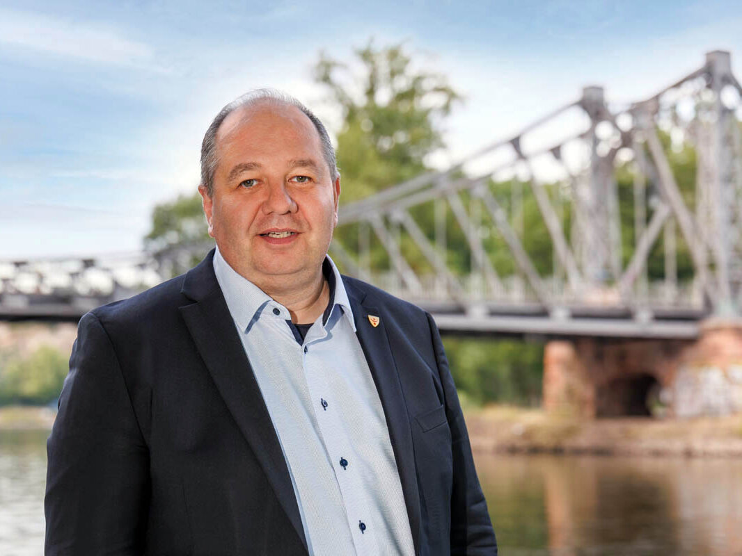 Porträtbild René Rebenstorf vor einer Brücke