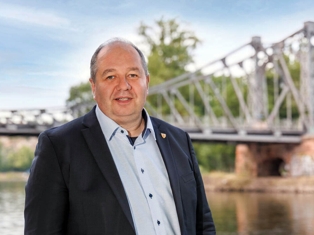 Porträtbild René Rebenstorf vor einer Brücke