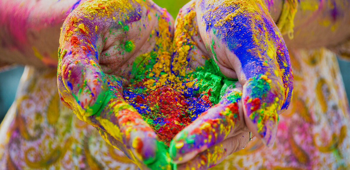2 Hände mit vielen Farben als Zeichen für bunte Vielfalt