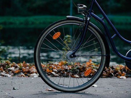 ein Vorderrad eines Fahrrads auf einem Weg sichtbar