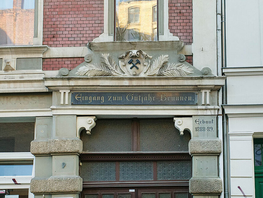 Hauseingang Gutjahrbrunnen, Oleariusstraße 9