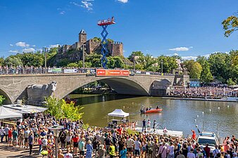 hoher Kran auf der Giebichensteinbrücke als Sprungturm