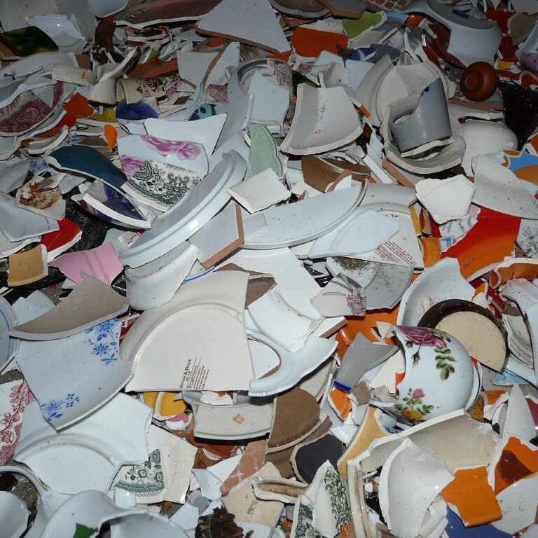 viele Scherben aus Porzellan auf einem Berg