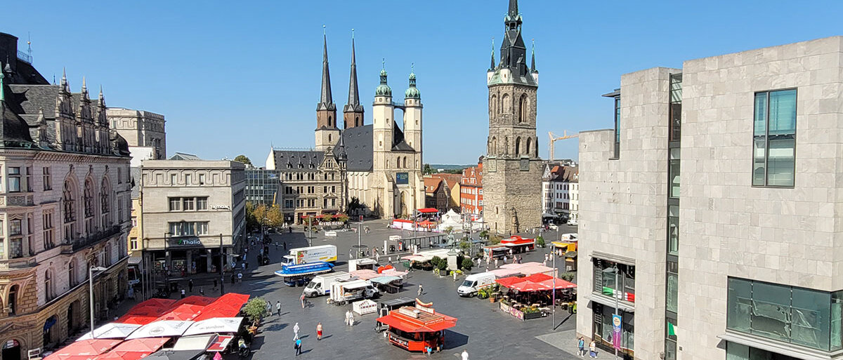 Blick vom Ratshof auf den Wochenmarkt auf der Ostseite des Marktplatzes