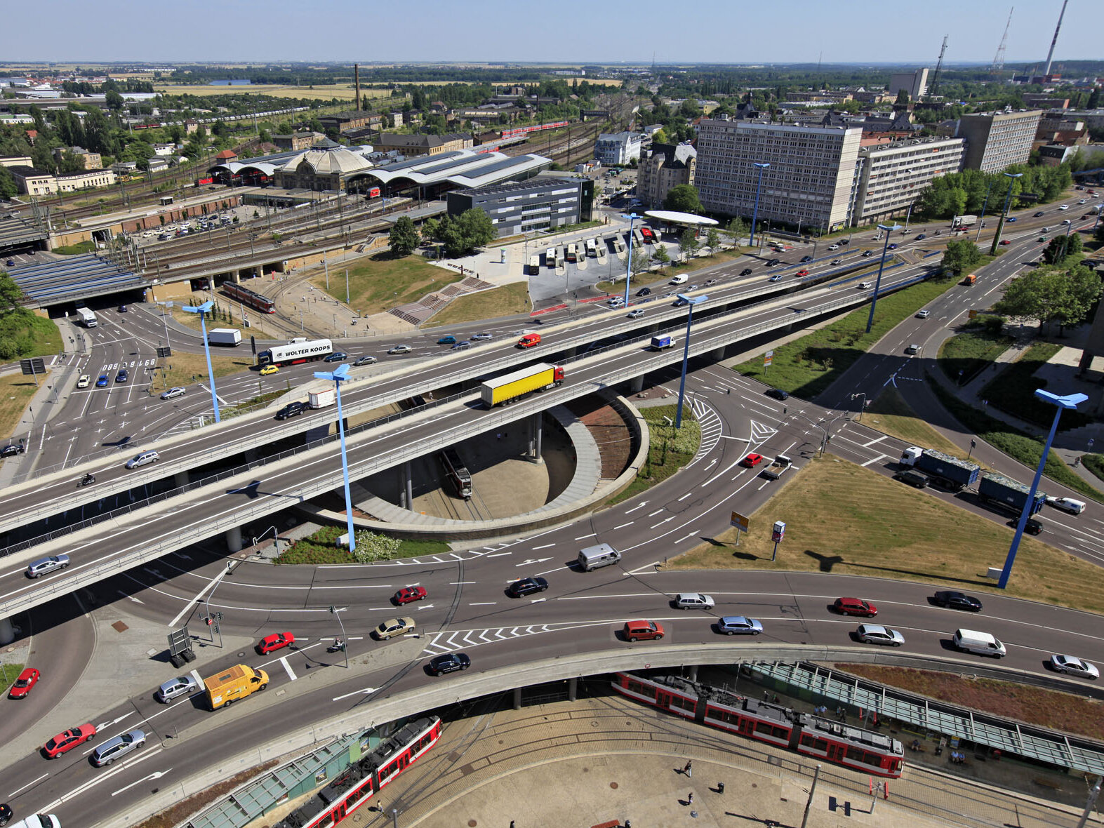 Hauptverkehrsknotenpunkt der Stadt Halle (Saale), Riebeckplatz, hohes Verkehrsaufkommen von Autos, Bussen und Bahnen