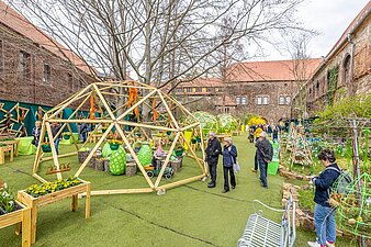 Geodätische Kuppeln der Frühlingsausstellung 2024 im Hof der Neuen Residenz