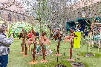 Lilien aus rostigem Metall