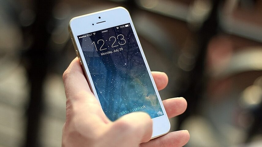 ein Mensch hat das Handy in der Hand, durch das Handy kann der Körper durch elektromagnetische Wellen belastet werden