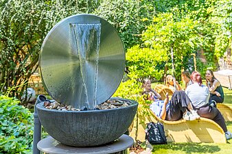 kleiner Wasserfall aus einer Metallscheibe