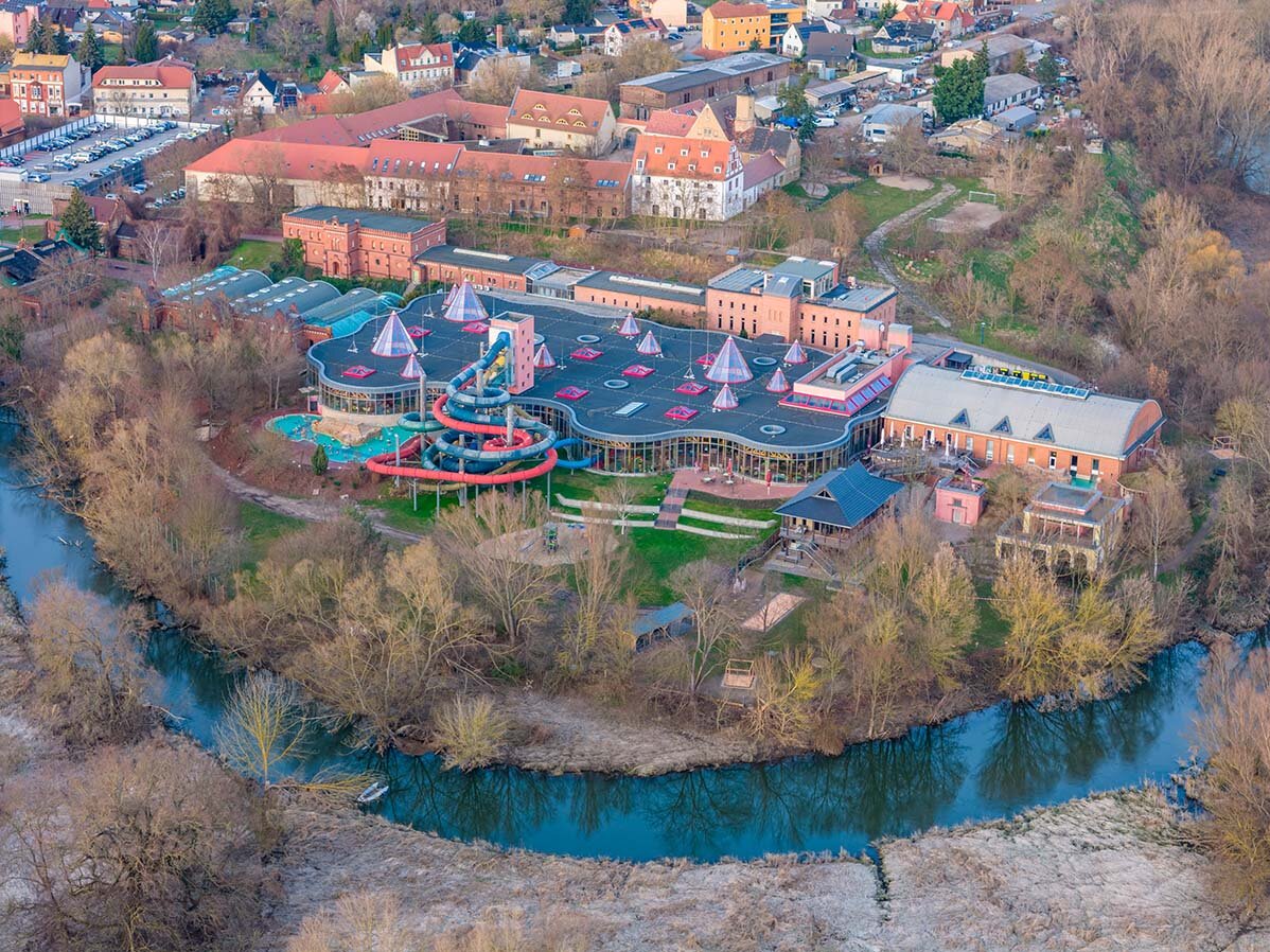 Luftbild Maya Mare von oben, im Vordergrund der Fluss Weiße Elster in einem Bogen davor