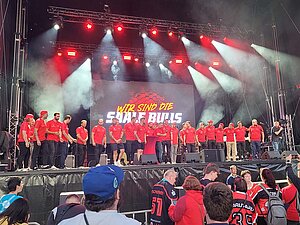 Die aktuelle Mannschaft der Saalebulls wird auf der Bühne vorgestellt