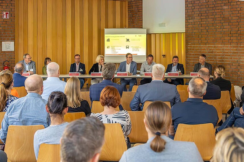 Stadtverwaltung im Podium, Gewerbetreibende im Publikum