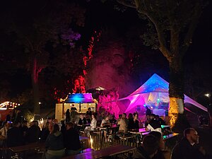 mit farbigen Lichtern angestrahlter Pavillon