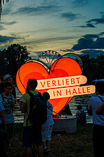 Das beleuchtete Herz "Verliebt in Halle" - ein beliebtes Fotomotiv, das sonst auf dem Marktplatz steht, hier auf der Ziegelwiese am Teich der Fontäne.