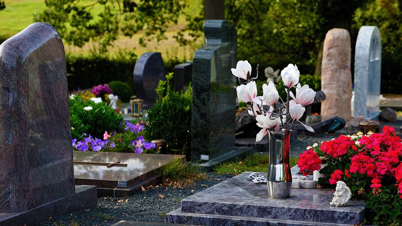 Friedhof mit Grabsteinen und Dekoration