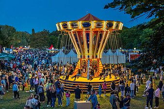 Beleuchtetes Kettenkarussell auf der Ziegelwiese