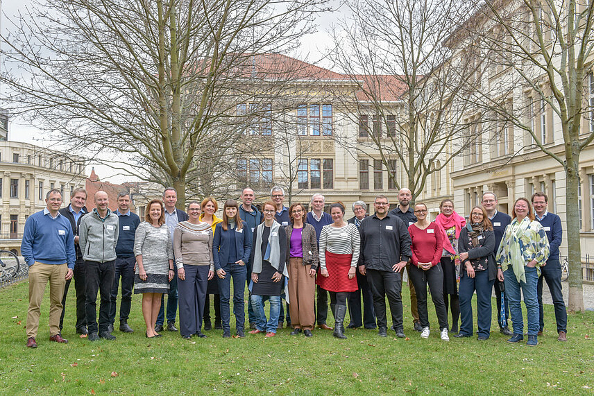 Vertreterinnen und Vertreter der Stadtverwaltung Halle (Saale) und der Universität Halle nach ihrem Arbeitstreffen auf dem historischen Universitätsplatz. 