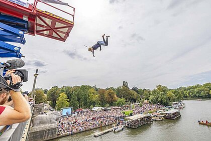 Eine Person im Sprung von der Brücke.