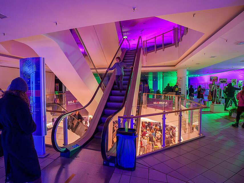 Kaufhaus mit unterschiedlichen Farben beleuchtet und verschiedenen Ausstellungen