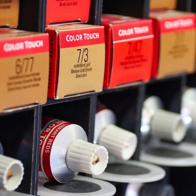 verschiedene Tuben mit Haarfärbemitteln