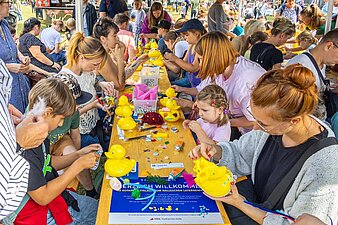 Kinder und erwachsene gestalten ihre Enten