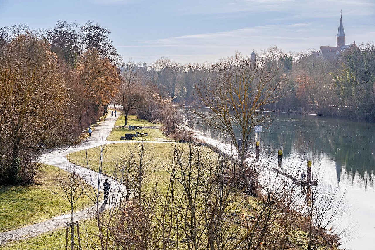 Blick von oben auf den Weg der Saalepromenade, rechts die Saale, im Hintergrund ist die Kirche der Kröllwitzer Kirche zu sehen