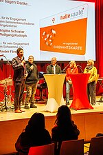 Der Oberbürgermeister informiert über den Seniorenbesuchsdienst Klingelzeichen und Schwemme e. V. und stellt die Stellvertreter des Ehrenamtes vor. 