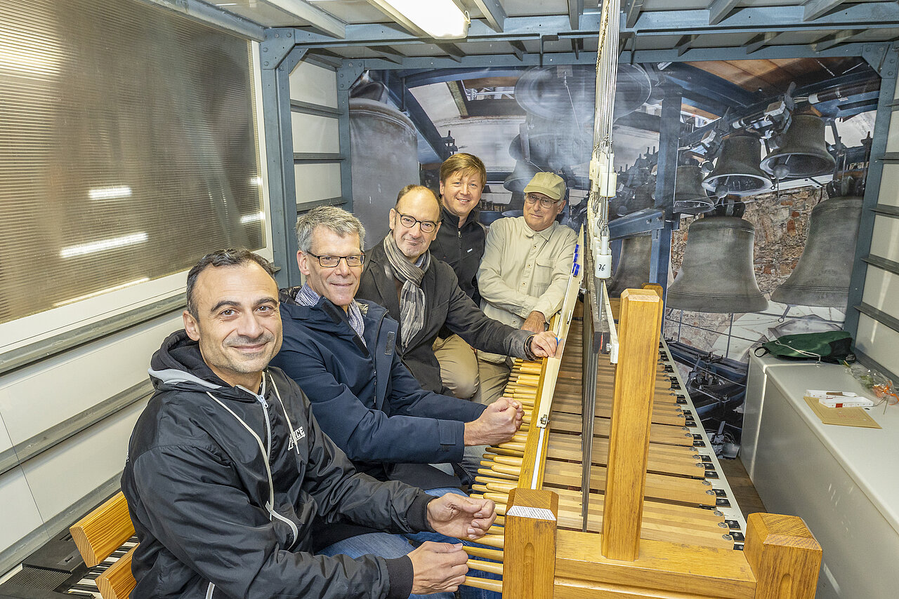 Die Carillonneure sitzen gemeinsam mit Egbert Geier an den Tasten den Carillons.