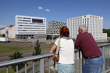 Ein Paar schaut von der Brücke in Richtung Neustadt