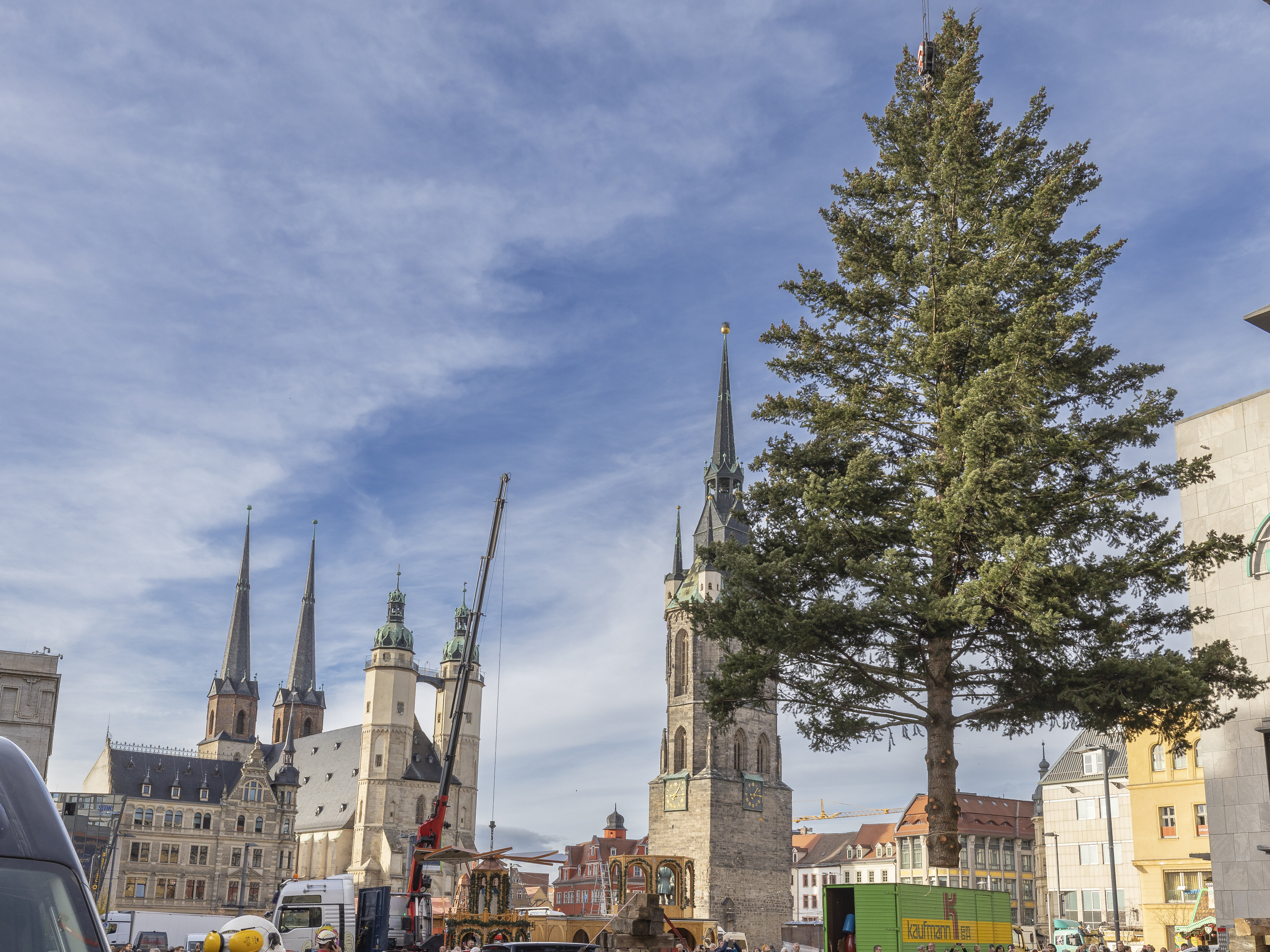 Auf dem Marktplatz wird der Weihnachtsbaum aufgestellt.