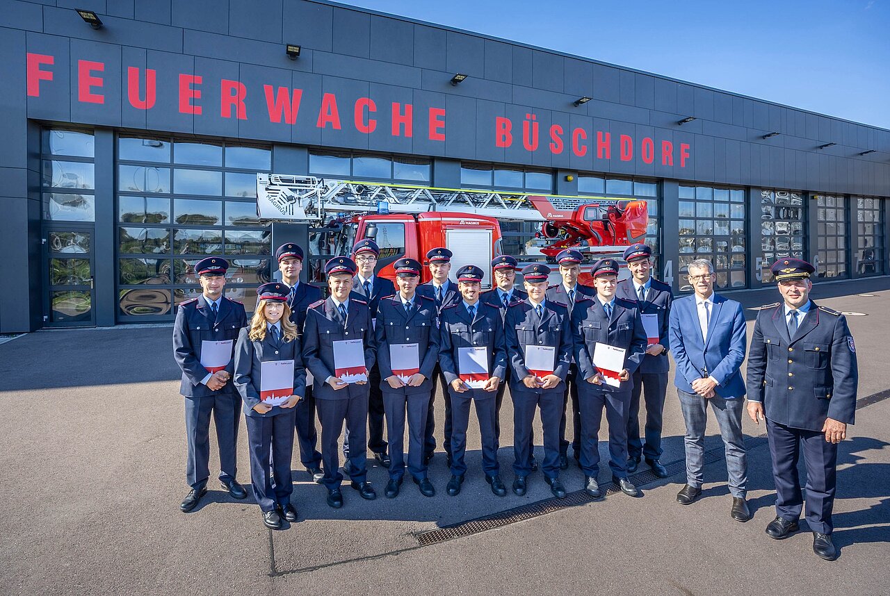 Gruppe von jungen Feuerwehrleuten mit Bürgermeister Egbert Geier und Feuerwehrchef Daniel Schöppe