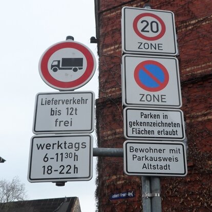 eine Vielzahl geltender Verkehrszeichen in der Straße Mühlpforte