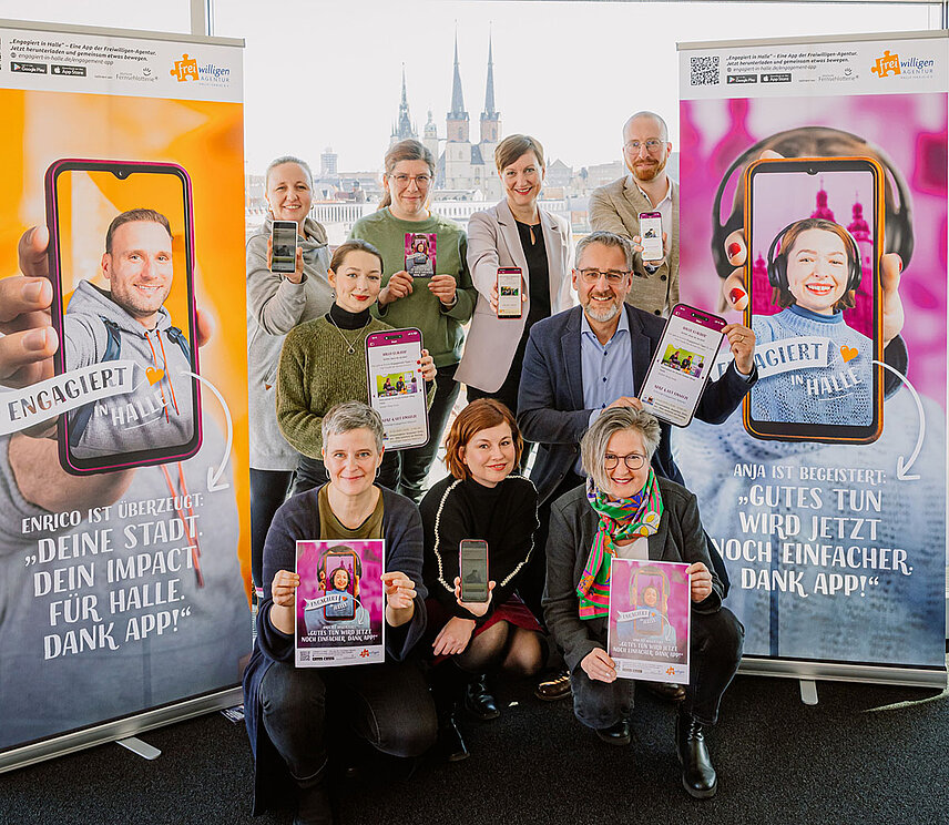 9 Personen mit Bildern der Engagement-App