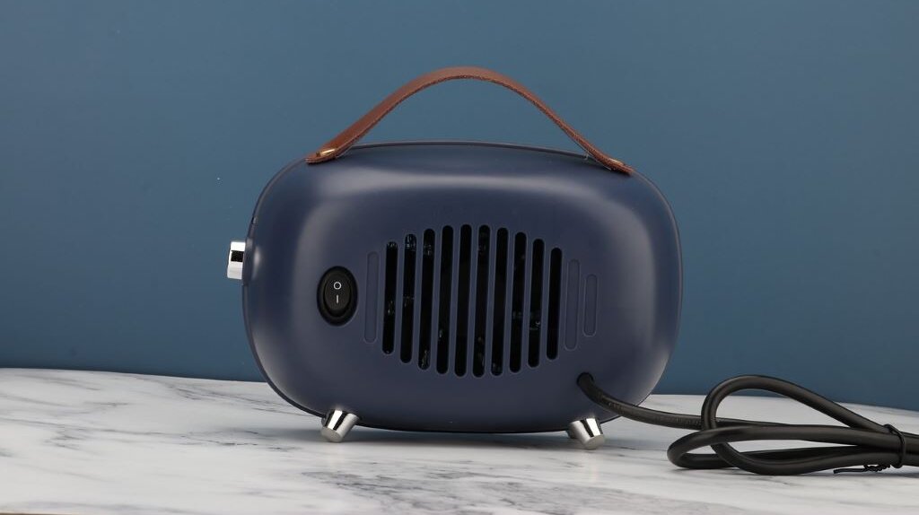 ein kleine eierförmiges blaues Gerät mit Stecker