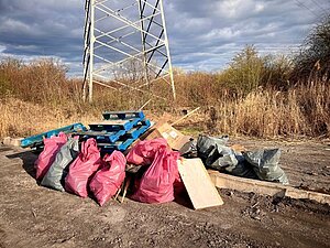Das Foto zeigt eine Sammlung von Müllsäcken am Ablageort.