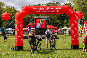 rotes aufgeblasenes Eingangstor zum Stadtwerkedorf