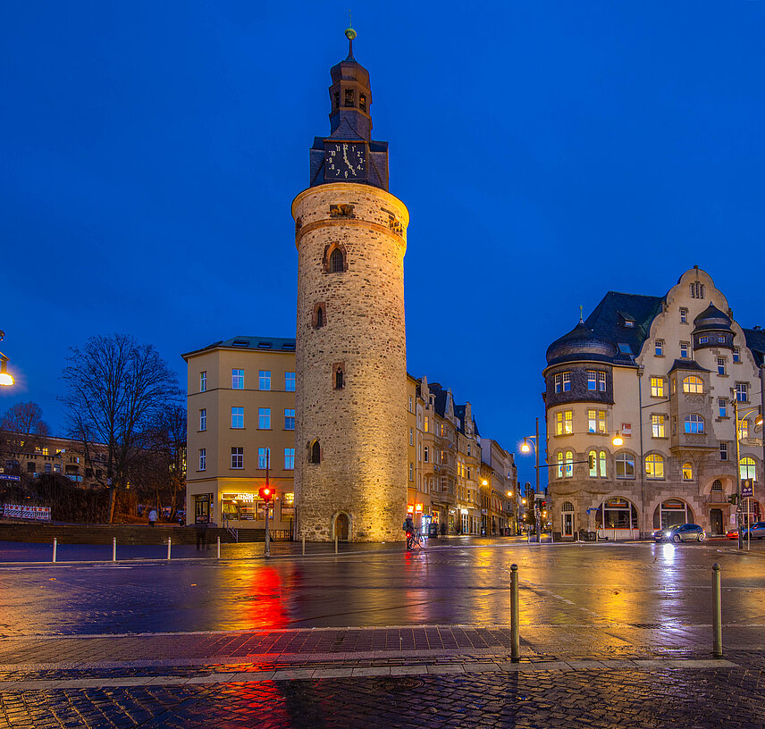 Der Leipziger Turm am Abend beleuchtet.