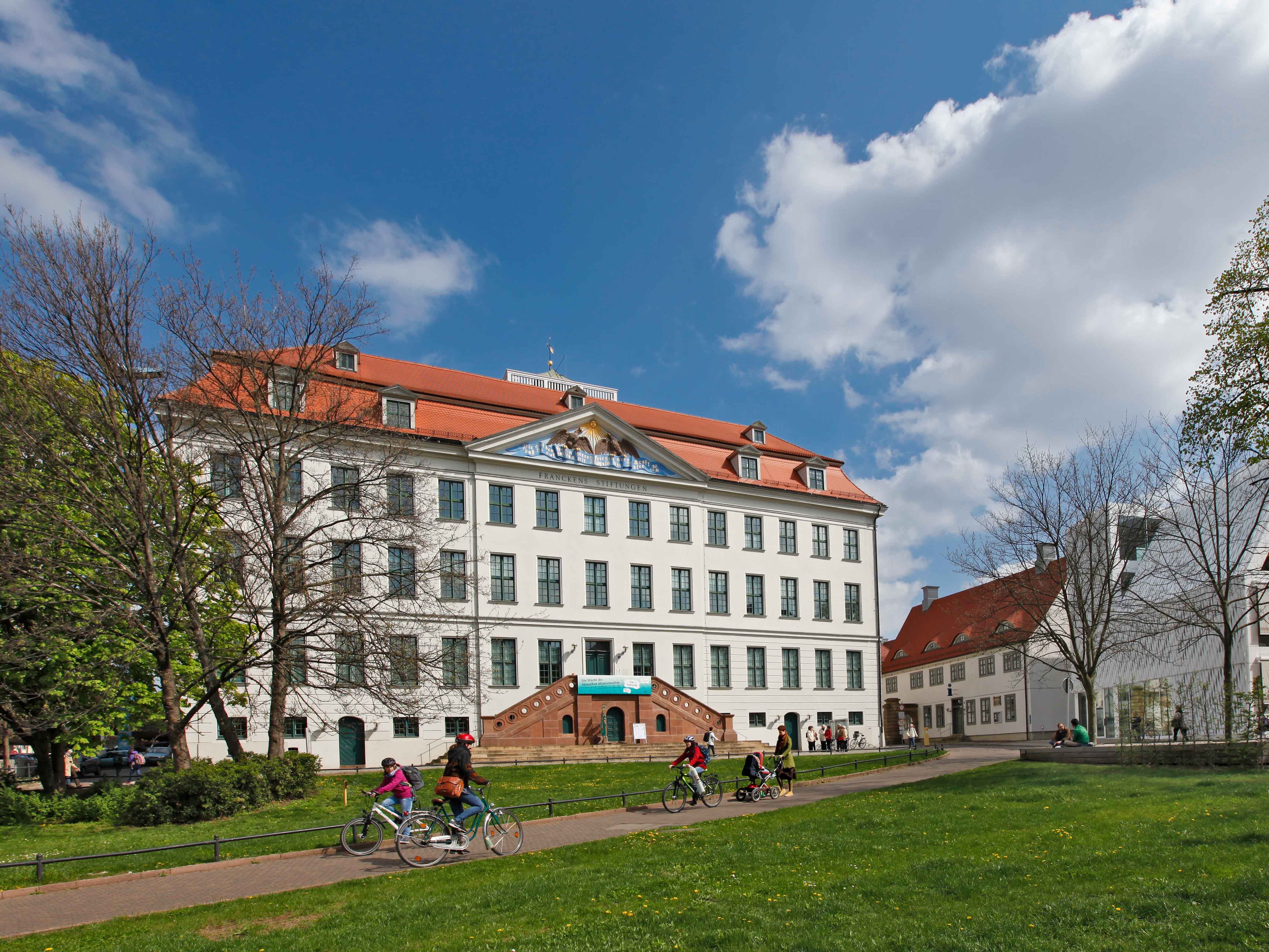 Ansicht des Gebäudeensembles Franckesche Stiftungen bei blauem Himmel