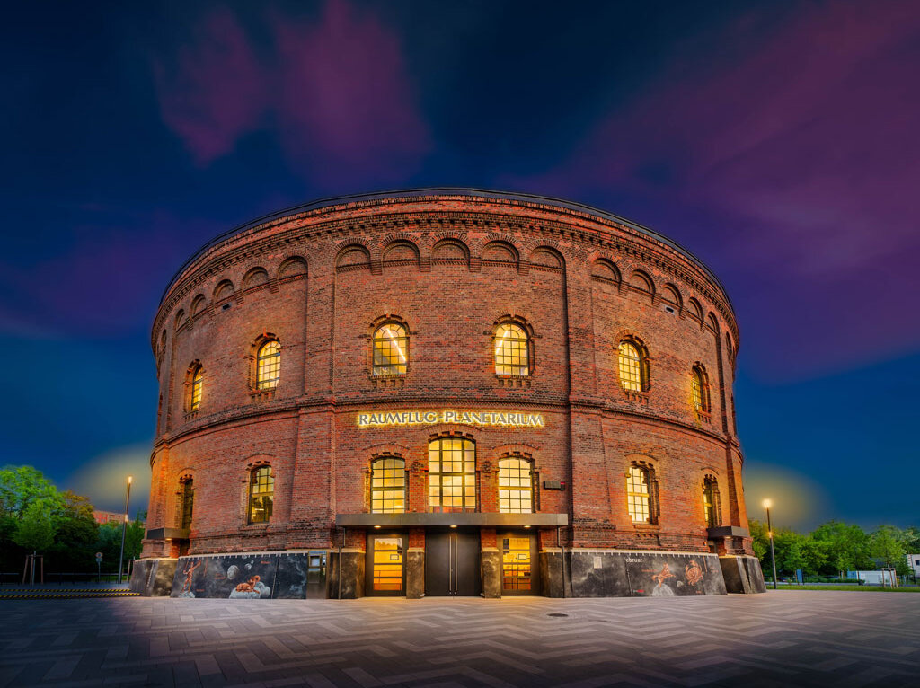 Planetarium von außen, innen beleuchtet