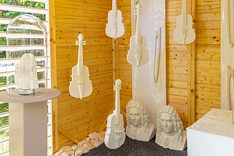 Geigen und Händel-Büsten in weiß