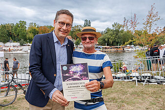 OB mit einem Mann im gestreiften Badeanzug und seinem Saaleschwimmschein 2026