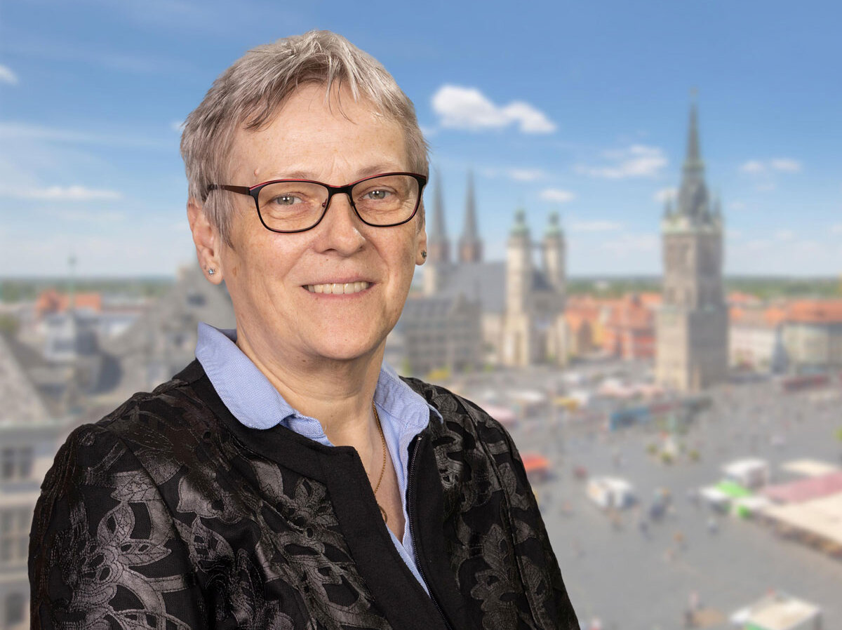 Porträt der Beigeordneten Brederlow, Frau mit kurzen Haaren und Brille