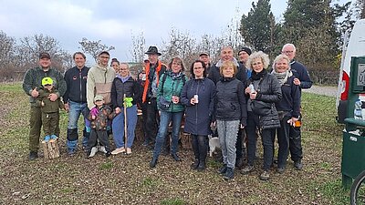 Auf dem Foto sind die Beteiligten der Frühjahrsputzaktion zu sehen.