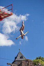 ein Springer springt von der Brücke in die Saale