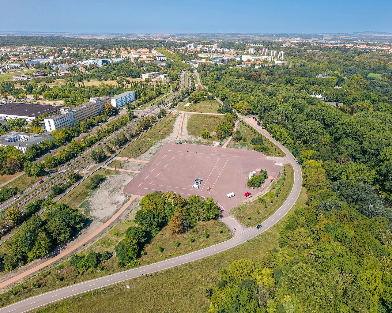 Luftbild der 15.000 Quadratmetern große Veranstaltungsfläche mit Wegen  