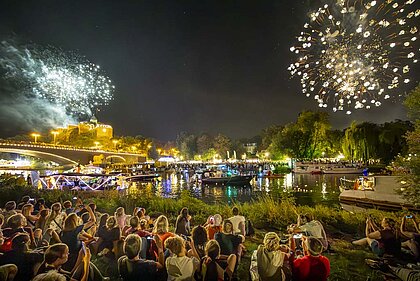 Feuerwerk vom Saaleufer aus gesehen.