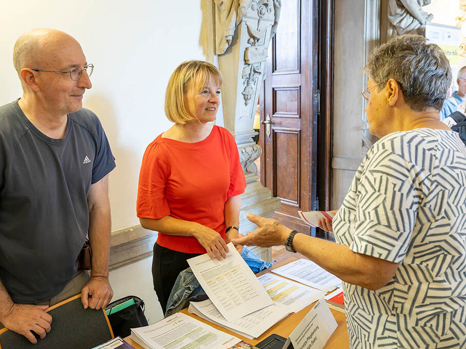 eine ältere Frau wird beraten