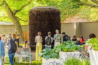 Zentrales Element des Gartens sind die Gradierwerke, deren salzhaltige Luft wohltuend auf die Atemwege wirkt.