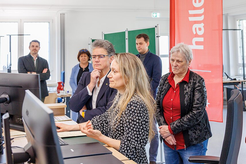 Drei Frausen schauen auf einen  Computermonitor